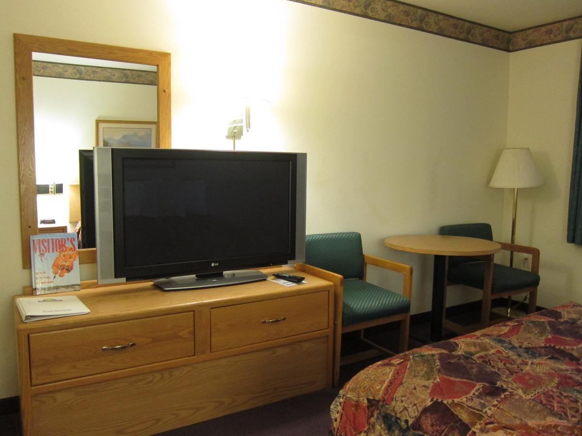 Days Inn By Wyndham Ocean Shores Room photo